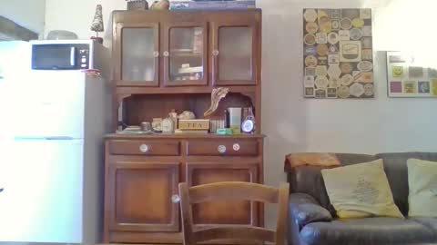 22esserre online show from April 3, 11:18 am