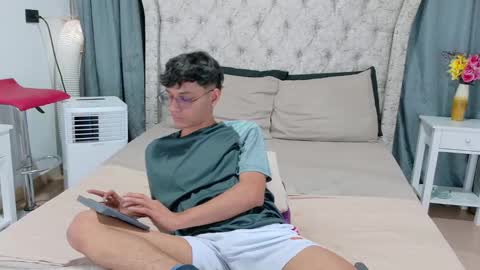 Andres online show from December 12, 7:37 pm