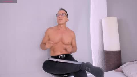 _axelking_ online show from October 27, 11:45 am