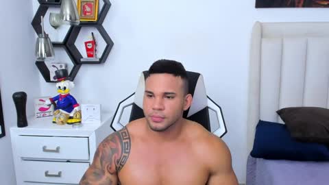 _matthew_santos_ online show from February 12, 8:40 pm