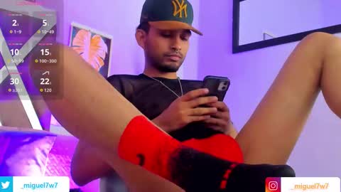 Snapshot of _miguel7w7 chatting on October 27, 3:36 pm miguel tomorrow from 200 pm Colombia to 1000 pm online show from October 27, 3:36 pm