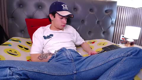 Snapshot of aaron_blink1 chatting on December 6, 3:22 pm Aaron online show from December 6, 3:22 pm