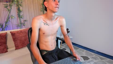 Aaron online show from December 22, 8:39 pm