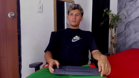 alan__smith online show from November 11, 7:41 pm