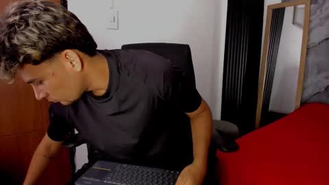 alan__smith online show from November 18, 8:23 pm