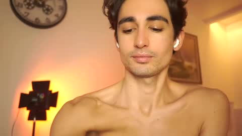 idenavarre online show from December 28, 10:13 pm