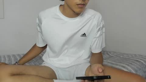 AlejoTwink22 online show from April 6, 7:25 pm