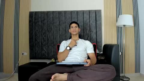 Snapshot of andres_stud chatting on September 25, 8:35 am andres_stud online show from September 25, 8:35 am
