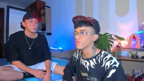 angel_demon777 online show from December 2, 5:21 am