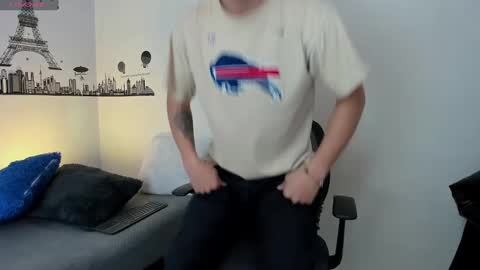 Snapshot of ares_johnsonn chatting on December 6, 3:22 pm Ares online show from December 6, 3:22 pm
