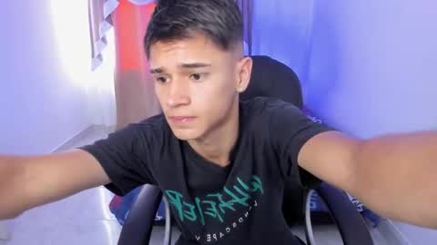 Aaron online show from November 18, 8:01 pm