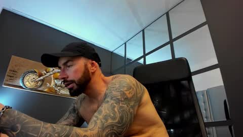 AronGrant online show from December 18, 9:04 am