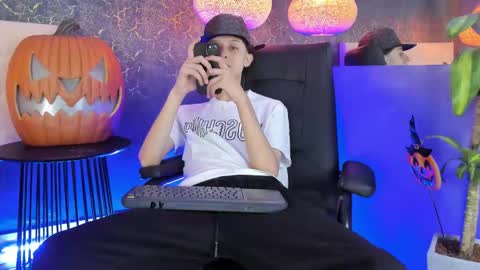 arthurcox_ online show from October 26, 11:29 pm