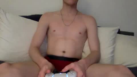 Snapshot of aussieblondetwink chatting on October 30, 11:33 am aussieblondetwink online show from October 30, 11:33 am