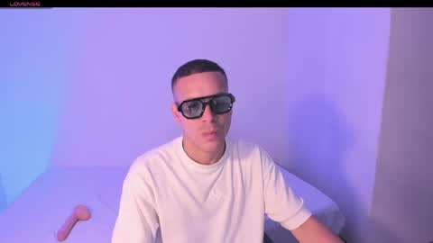 axel__fierro online show from May 6, 8:31 pm