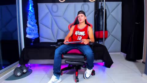 Snapshot of aydenmillerdom chatting on December 3, 10:29 pm Ayden Miller online show from December 3, 10:29 pm
