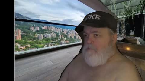 Snapshot of bear4muscle chatting on December 11, 11:10 pm Dookie online show from December 11, 11:10 pm