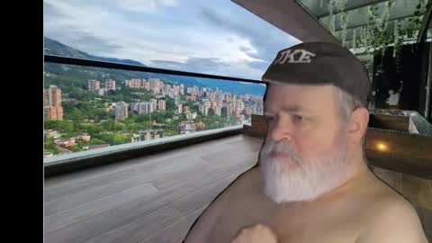 Snapshot of bear4muscle chatting on December 6, 2:35 am Dookie online show from December 6, 2:35 am