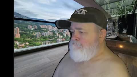 Snapshot of bear4muscle chatting on December 7, 12:20 am Dookie online show from December 7, 12:20 am
