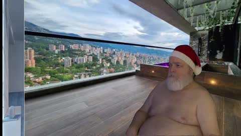 Snapshot of bear4muscle chatting on December 16, 12:04 am Dookie online show from December 16, 12:04 am