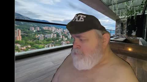 Snapshot of bear4muscle chatting on December 7, 9:11 pm Dookie online show from December 7, 9:11 pm