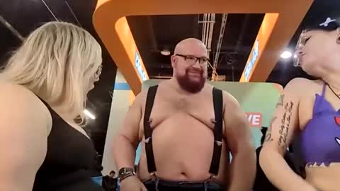 BigBear4Cuddles online show from April 10, 11:01 pm