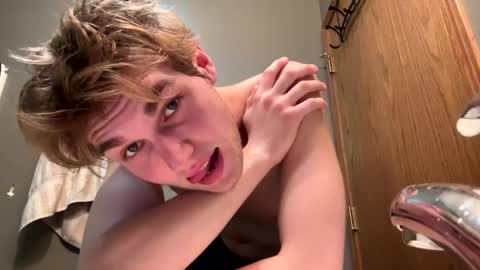 bigskinnyboyshh online show from January 1, 8:37 pm