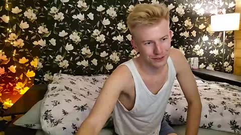 blond_boy69 online show from April 28, 2:27 am