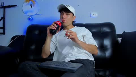 Snapshot of boysweet_boys chatting on December 10, 8:27 pm Paul and Max online show from December 10, 8:27 pm