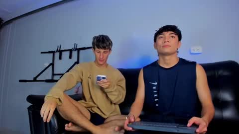 Snapshot of boysweet_boys chatting on February 19, 9:58 pm Paul and Max online show from February 19, 9:58 pm