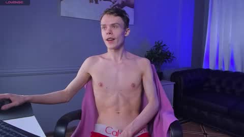 Snapshot of brad_myles chatting on October 19, 6:44 pm Brad online show from October 19, 6:44 pm
