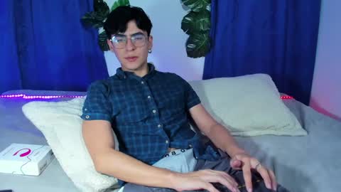 Snapshot of camilo_xcam chatting on February 10, 6:56 pm CAMILO online show from February 10, 6:56 pm