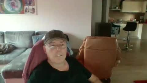 Snapshot of charles6064 chatting on January 12, 1:58 pm charles6064 online show from January 12, 1:58 pm