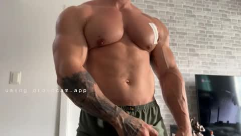 couplemuscle40 online show from November 16, 8:33 pm