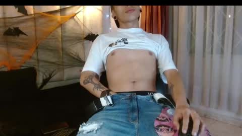 Snapshot of criiscs chatting on October 28, 9:23 am criiscs online show from October 28, 9:23 am