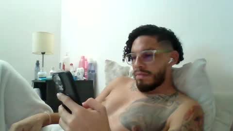Snapshot of curly_louis chatting on October 9, 2:38 am curly_louis online show from October 9, 2:38 am