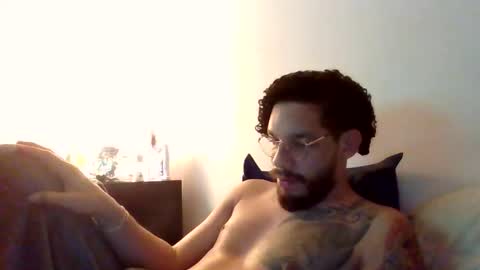 Snapshot of curly_louis chatting on October 28, 2:36 am curly_louis online show from October 28, 2:36 am