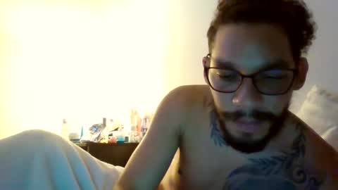 Snapshot of curly_louis chatting on October 5, 12:14 am curly_louis online show from October 5, 12:14 am