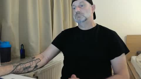 Snapshot of curman85 chatting on September 16, 10:43 pm Curman85 online show from September 16, 10:43 pm