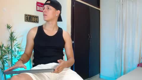 Snapshot of david_neill chatting on December 21, 3:31 pm David Neill online show from December 21, 3:31 pm