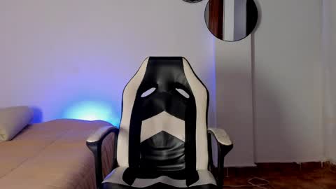 dominyck_ online show from May 6, 6:14 am