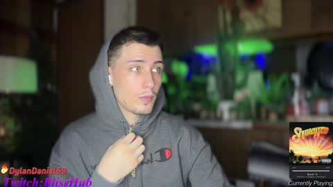 Snapshot of dylandaniel69 chatting on December 24, 2:32 am Dylan Daniel 7.8 online show from December 24, 2:32 am