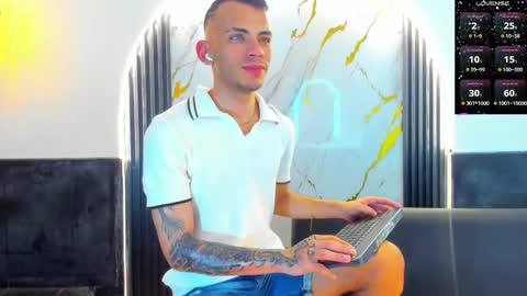 Snapshot of edward_24_ chatting on October 15, 3:58 am Edward Colleman online show from October 15, 3:58 am
