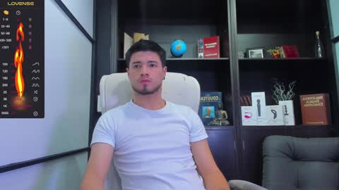 Snapshot of edwardross_ chatting on January 13, 8:37 pm Edward Ross online show from January 13, 8:37 pm