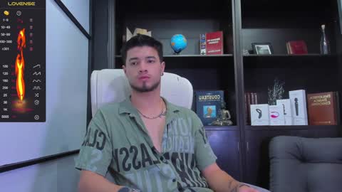 Snapshot of edwardross_ chatting on January 10, 7:43 pm Edward Ross online show from January 10, 7:43 pm