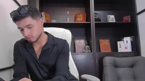 Snapshot of edwardross_ chatting on March 12, 8:31 pm Edward Ross online show from March 12, 8:31 pm