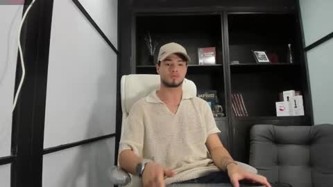 Snapshot of edwardross_ chatting on February 10, 7:49 pm Edward Ross online show from February 10, 7:49 pm