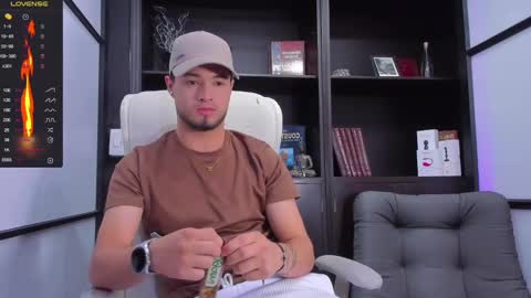 Snapshot of edwardross_ chatting on February 6, 8:13 pm Edward Ross online show from February 6, 8:13 pm