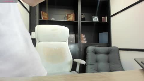 Snapshot of edwardross_ chatting on March 2, 5:52 pm Edward Ross online show from March 2, 5:52 pm