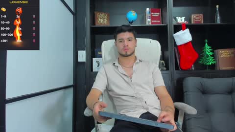 Snapshot of edwardross_ chatting on December 18, 8:14 pm Edward Ross online show from December 18, 8:14 pm
